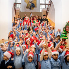 A venit Moș Crăciun la cei mai mici și mai drăgălași membri ai comunității noastre: elevii de la Școala Episcop Ioan Mețianu.