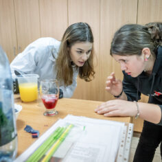 Știința în școală – elevii de la Buteni au descoperit laboratoarele UAV