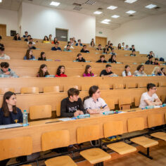 Sute de elevi la concursul de matematică „Caius Iacob” al UAV