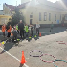 Activităţi diverse sportiv recreative, jocuri de mişcare şi demonstraţie de ju-jitsu/ autoapărare pentru copiii de la Şcoala gimnazială Mihai Eminescu Arad, organizate de studenţii facultăţii de Educaţie Fizică şi Sport din cadrul U.A.V. Arad, în cadrul p
